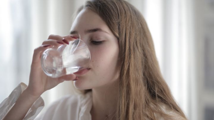 Descubre cuáles son los beneficios de beber agua tibia por la mañana; empieza este buen hábito