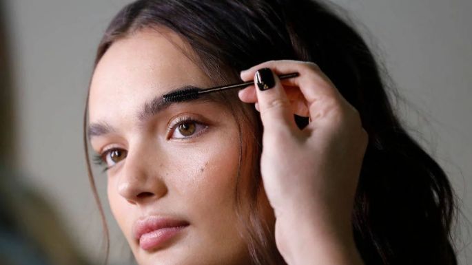'Look' de maquillaje de cejas natural: ¿Cómo rellenarlas como una profesional con esta guía?