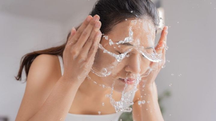 ¿Con qué frecuencia debes lavarte la cara? Consejos de dermatólogos dependiendo de tu tipo de piel