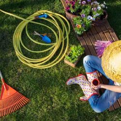 Guía sencilla para limpiar la manguera; al hacerlo garantizas una vida sana para tu jardín