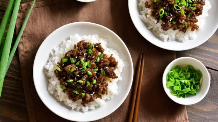 Tazón de arroz con puerco desmenuzado; te compartimos esta receta sencilla que estará lista rápido