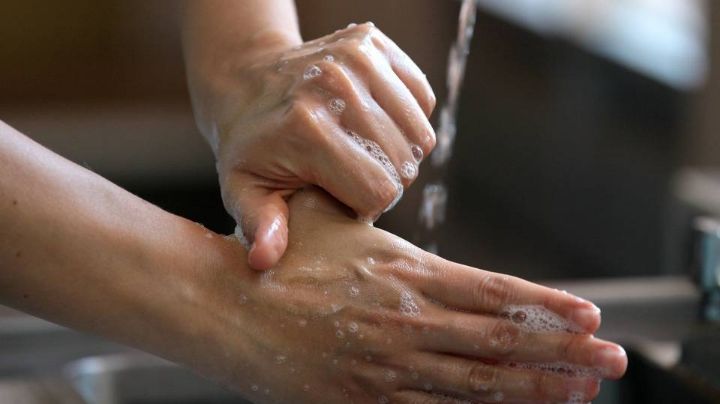 Cuidados de la piel para las manos después de lavarlas; evita que terminen agrietadas y secas