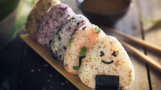 Receta para preparar onigiris: Haz tú misma bolas de arroz japonesas con rellenos deliciosos