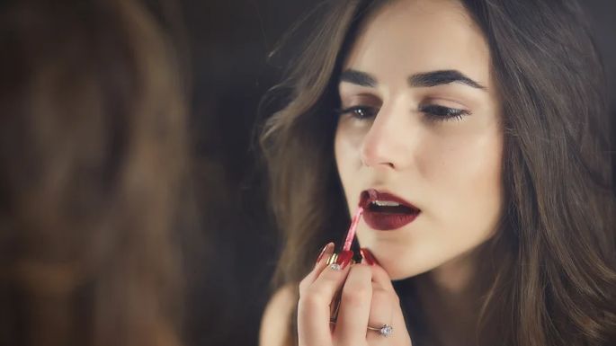 ¡Haz que tus labios luzcan más voluminosos! Sigue este tutorial para mujeres con boca fina