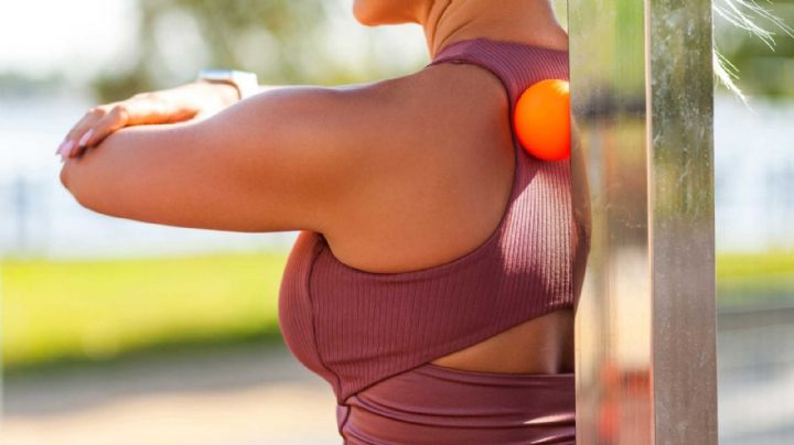 ¿Te duele la espalda? 3 ejercicios que alivian la tensión de los músculos y la fortalecen