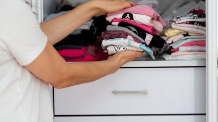 Errores que cometes cuando ordenas tu armario; evitarlos mantendría la organización por más tiempo