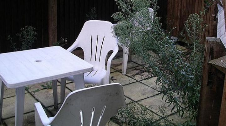 Limpia los muebles blancos y plastificados de jardín; Así las sillas y mesas quedan como nuevos