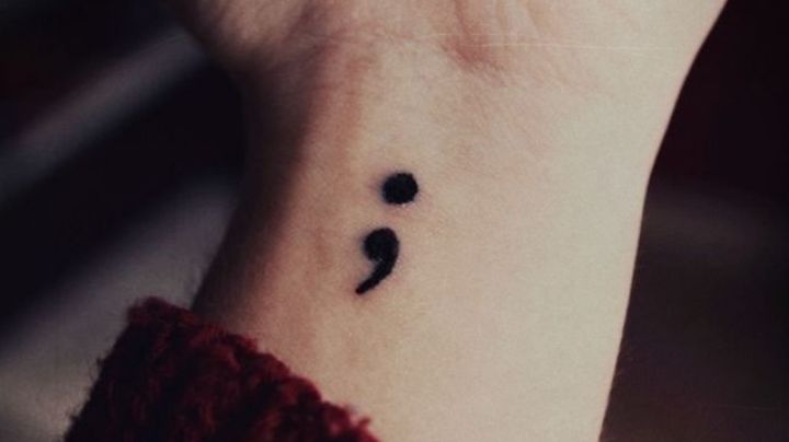 ¿Cuál es el significado del tatuaje de punto y coma? Te contamos la historia detrás de este diseño