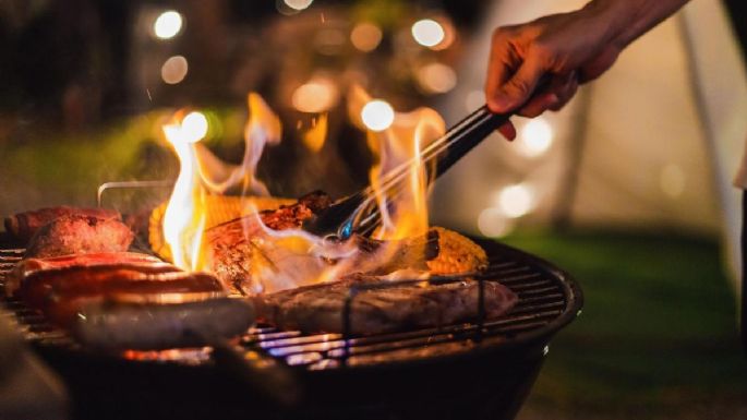 ¡Evítalos! Errores al preparar una barbacoa que hacen que la carne quede poco jugosa y mal cocida