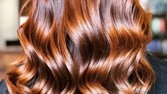 Glaseado 'latte' es el tono de cabello favorito en otoño; tu melena lucirá luminosa y glamurosa