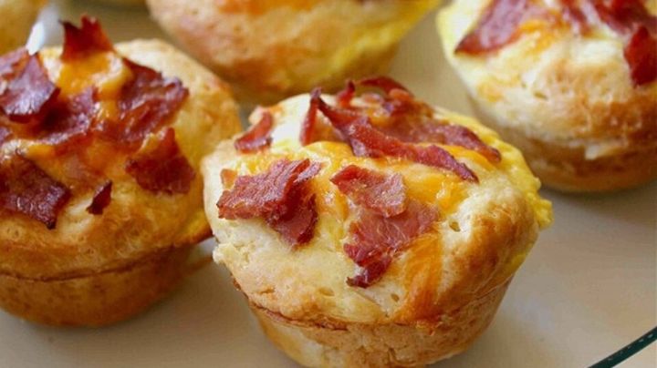 Receta para preparar 'muffins' salados de queso; pruébalos para un desayuno o refrigerio ligero
