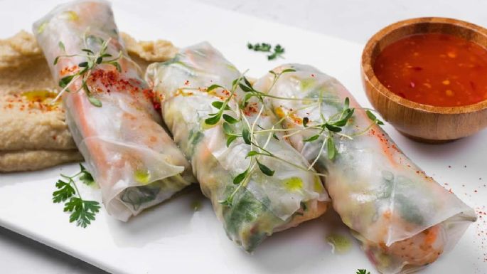 Prueba un platillo super fresco; sigue esta receta de rollitos primavera con salsa de cacahuate