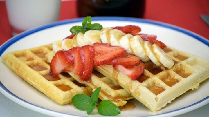 Prepara tu desayuno con solo 3 ingredientes: Receta de 'waffles' rellenos de frutos del bosque