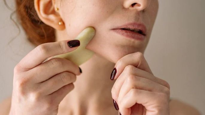 ¡Usa gua sha! Estos son los beneficios que le va a dar a la piel de tu rostro y a tu cabello