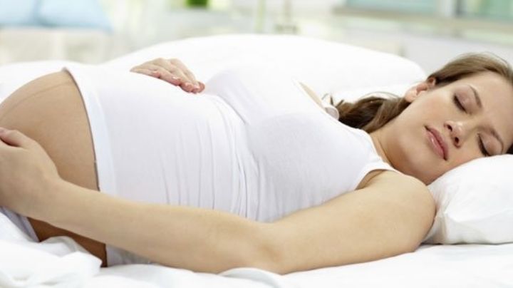 Posición para dormir: Esta es la mejor postura para embarazadas, según expertos del sueño