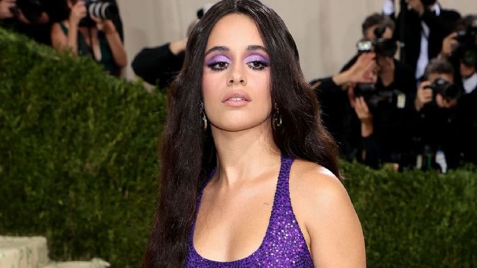 Maquíllate igual que Camila Cabello con colores violetas; así es como puedes conseguirlo