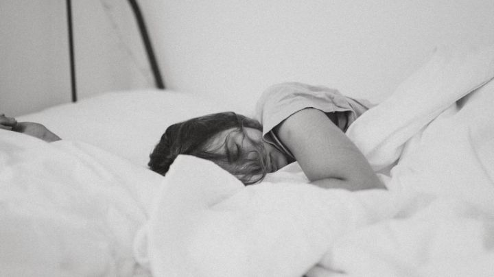 Consejos para detener el flujo de pensamientos al conciliar el sueño; duerme mucho mejor
