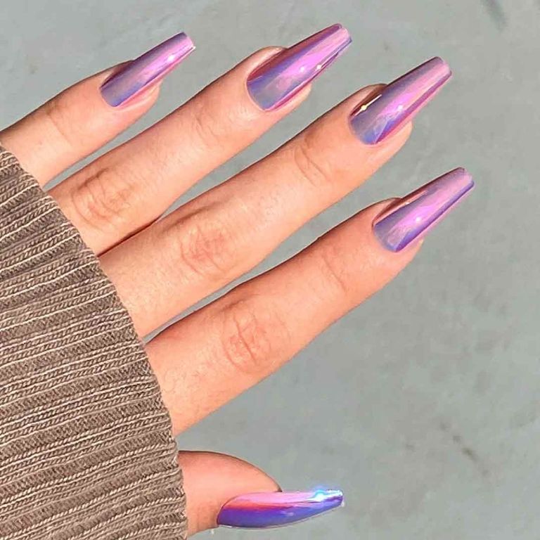 'Ballerina nails' con efecto cromado en púrpura