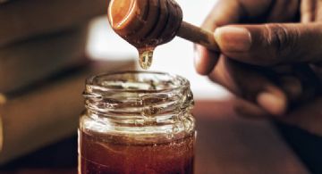 3 formas de utilizar productos de miel para restaurar tu belleza