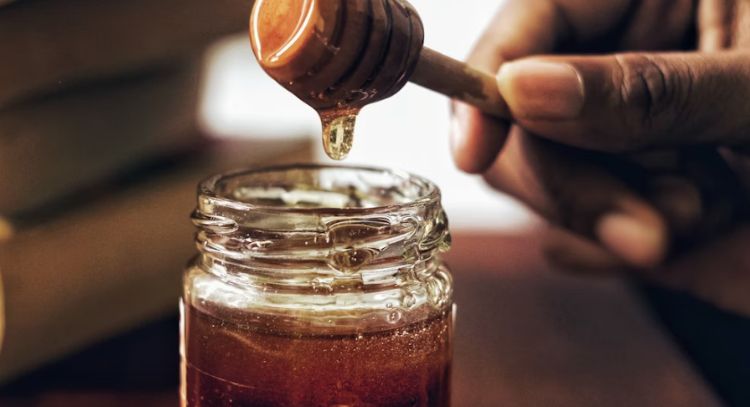 3 formas de utilizar productos de miel para restaurar tu belleza