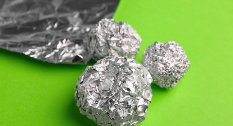 Papel de aluminio en el inodoro: Así puedes descalcificarlo sin productos químicos