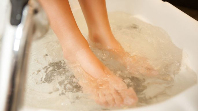 Pies doloridos e hinchados: ¿Es útil darse un baño de pies con sal gruesa?