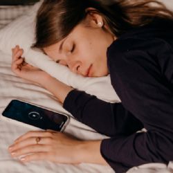He aquí por qué deberías apagar tu teléfono por la noche; se relaciona con tu salud